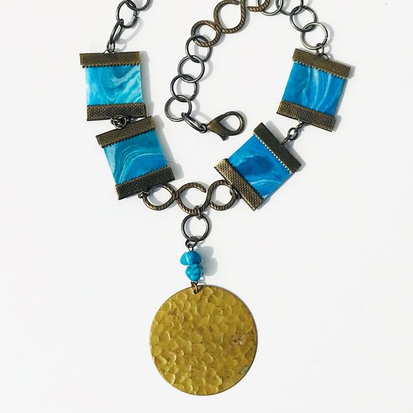 Resin rectangles & brass statement necklace - Picture 2 of 3